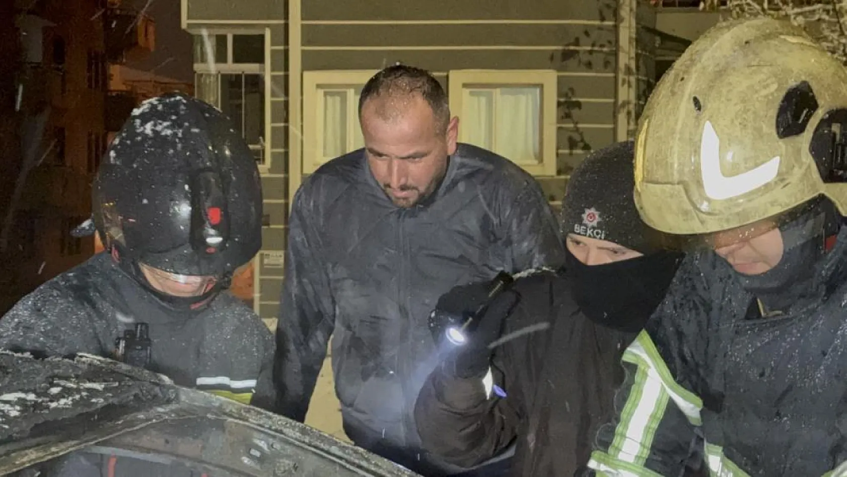 Karlı rampayı çıkarken zorlanan araç alev alev yandı