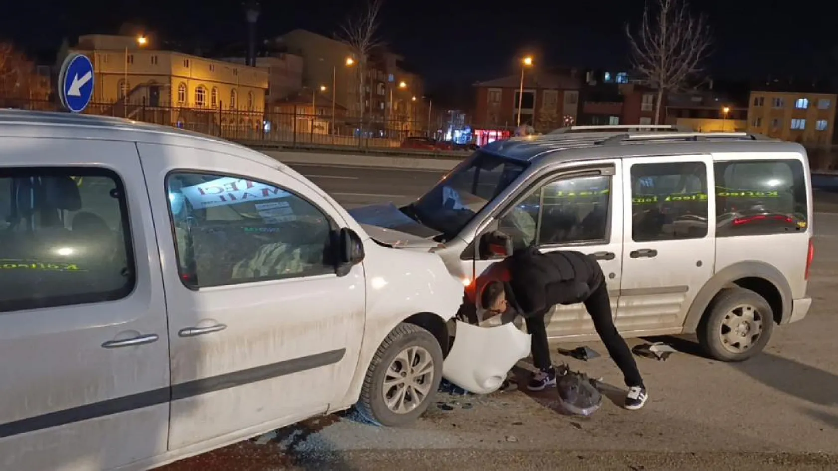 İki araç kafa kafaya çarpıştı: 3 yaralı