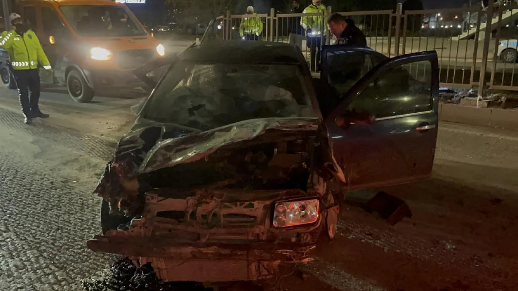 Ehliyetsiz sürücü orta refüje çarptıktan sonra takla attı: 1'i ağır 2 yaralı