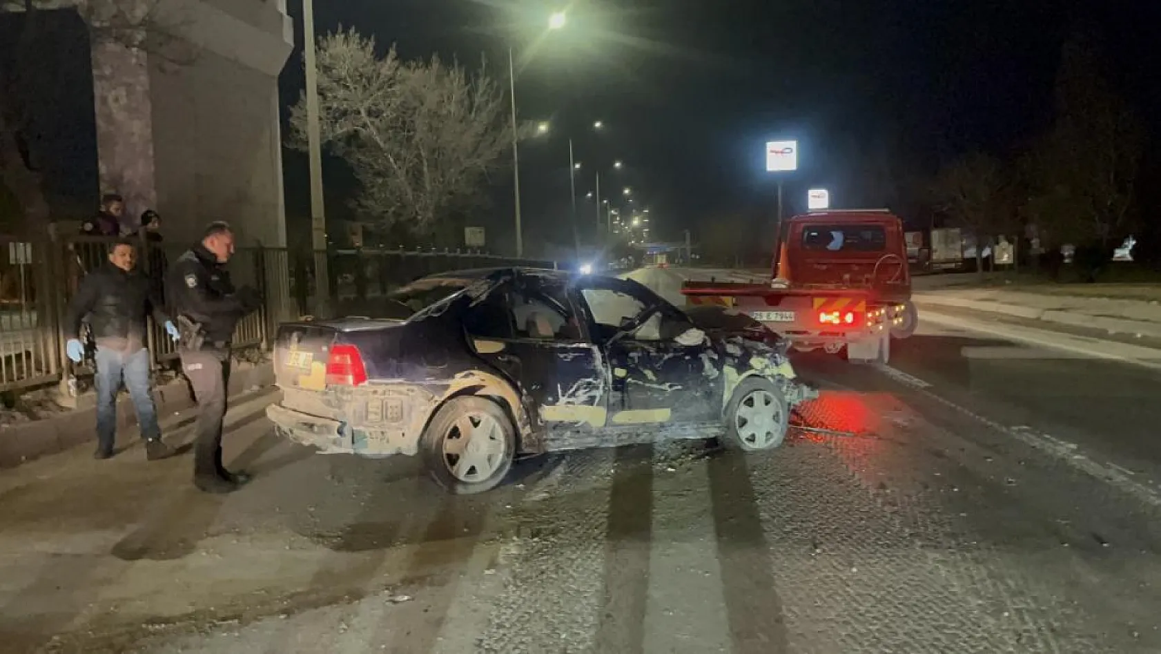 Ehliyetsiz sürücü orta refüje çarptıktan sonra takla attı: 1'i ağır 2 yaralı