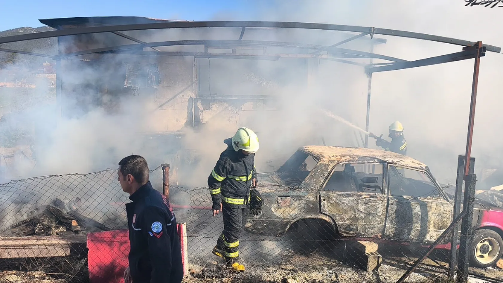 Menteşe'de ev ve otomobil küle döndü