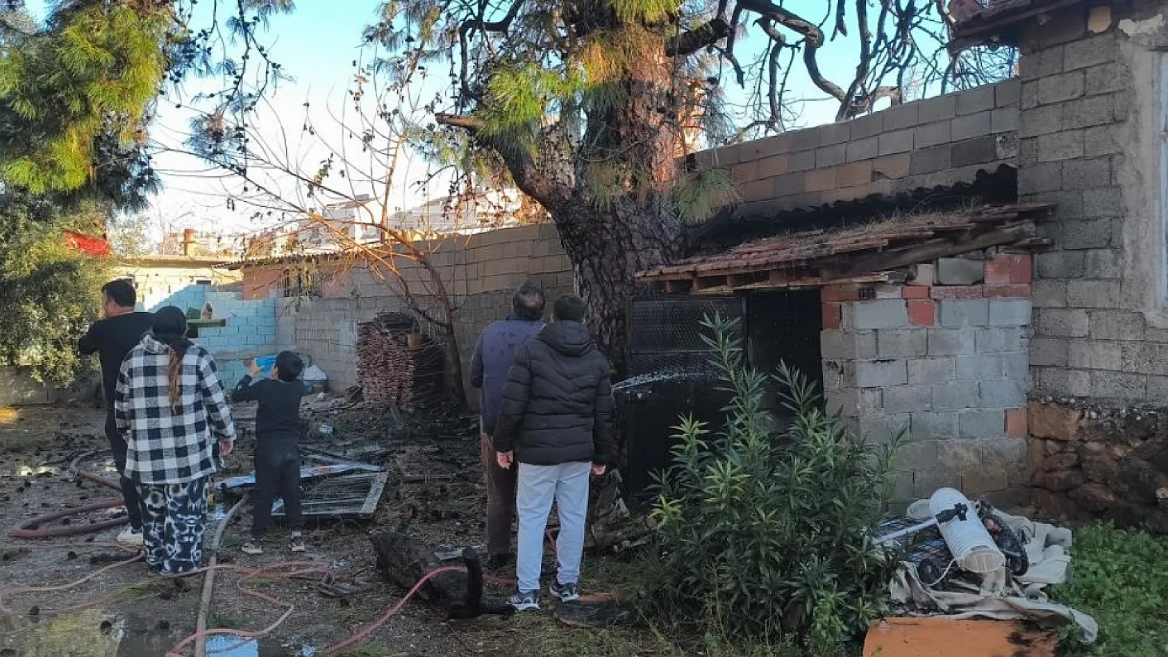 Yangının eve sıçramaması için alevlere hortumlarla müdahale ettiler