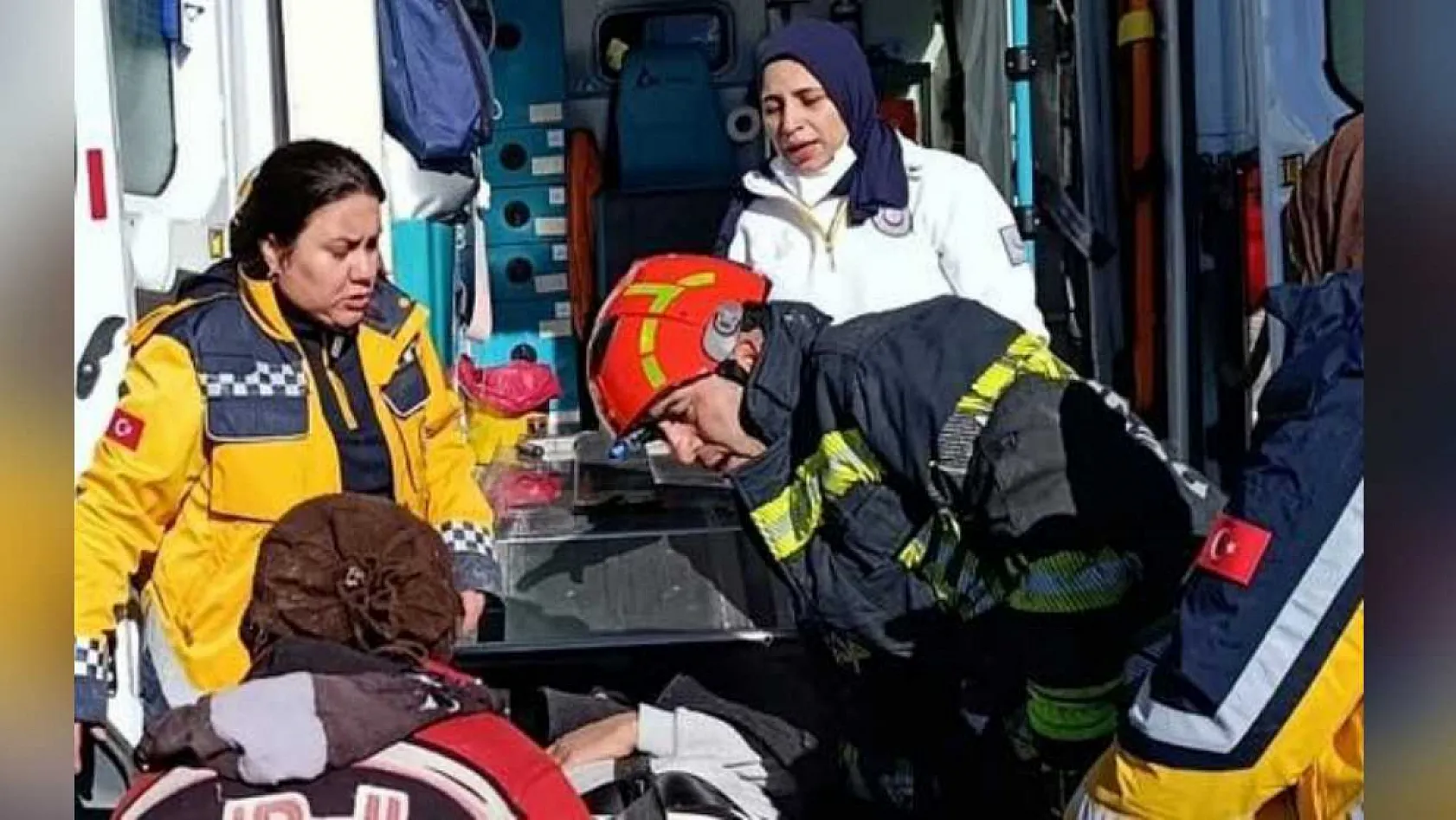 Devrilen traktör sürücüsü itfaiye tarafından kurtarıldı