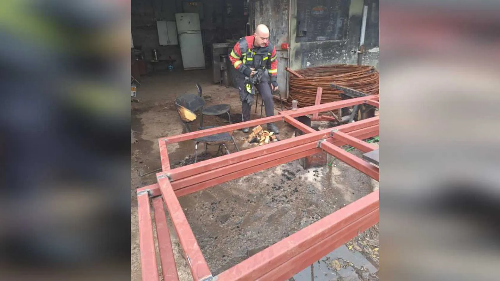 Isınmak için kovaya atılan tiner patladı, itfaiyenin hızlı müdahalesi faciayı önledi