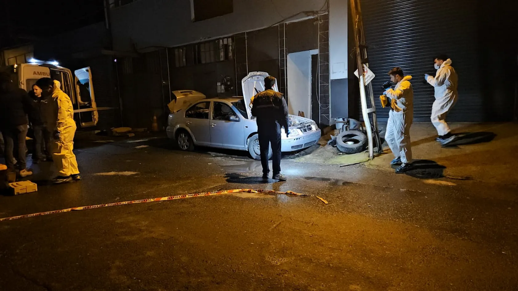 Isınmak için arabaya girdi araç yanınca feci şekilde can verdi