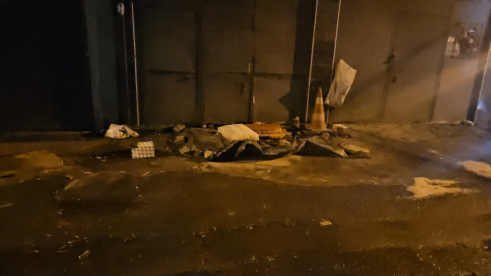 Isınmak için arabaya girdi araç yanınca feci şekilde can verdi