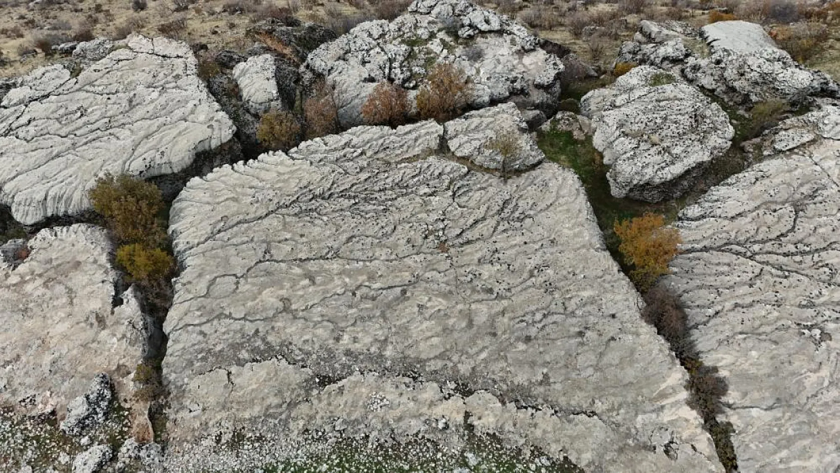 Yaklaşık 20 bin yılın sonunda kimyasal yönden aşınan taşın üzerinde su kollarının minyatürü ortaya çıktı
