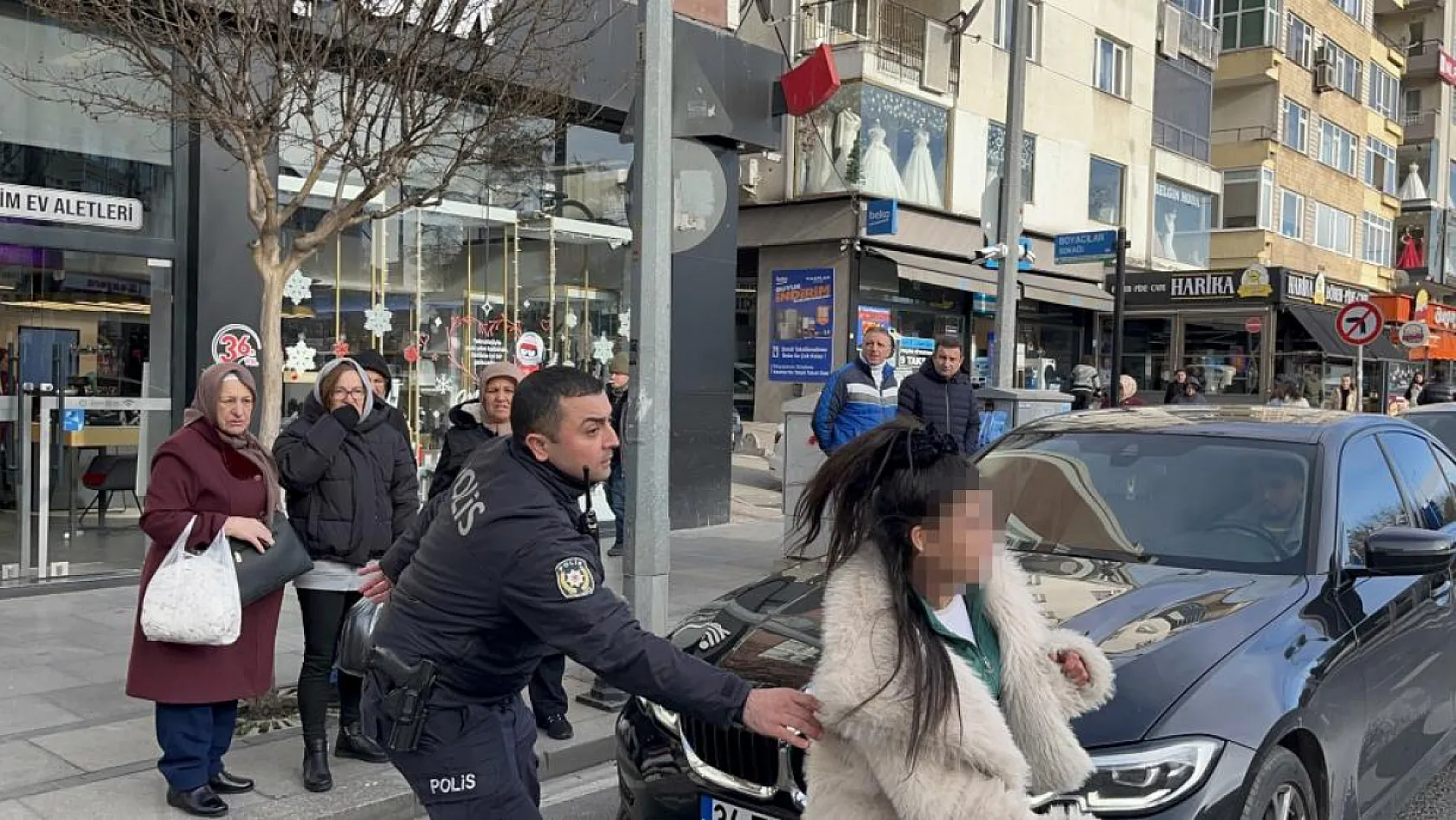 Araçların önüne atladı, trafiği birbirine kattı, kendisini durdurmak isteyen polisi peşine taktı