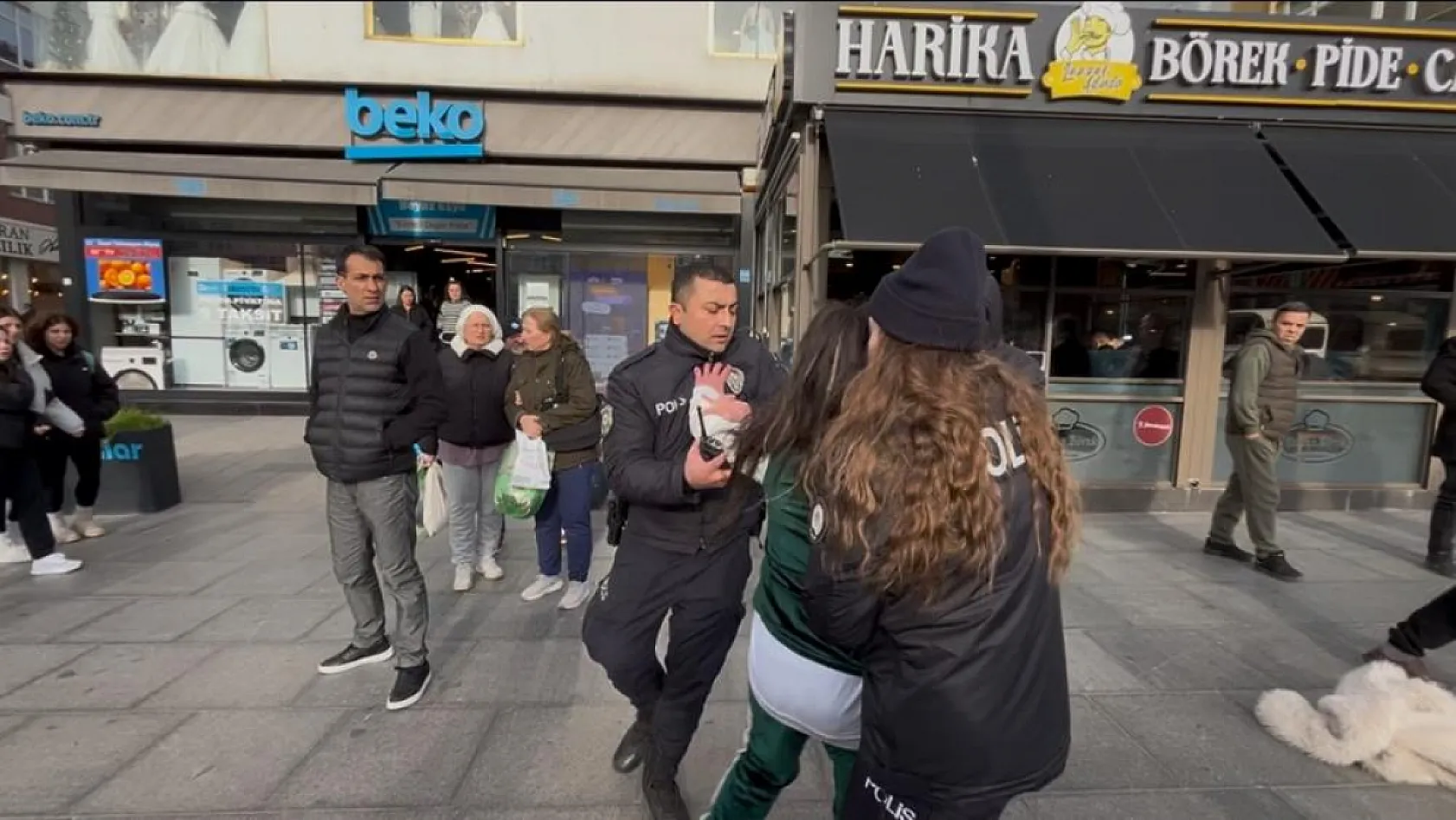 Araçların önüne atladı, trafiği birbirine kattı, kendisini durdurmak isteyen polisi peşine taktı