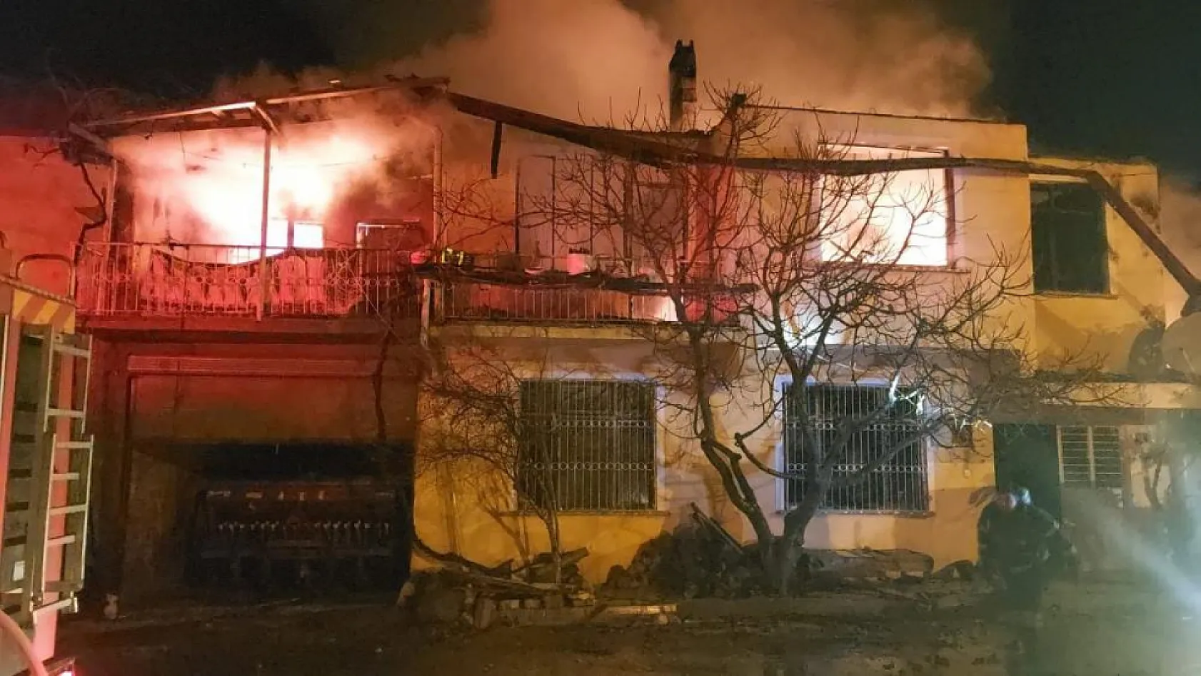 Gece çıkan yangın korkuttu: 2 ev, 1 ahır kullanılmaz hale geldi