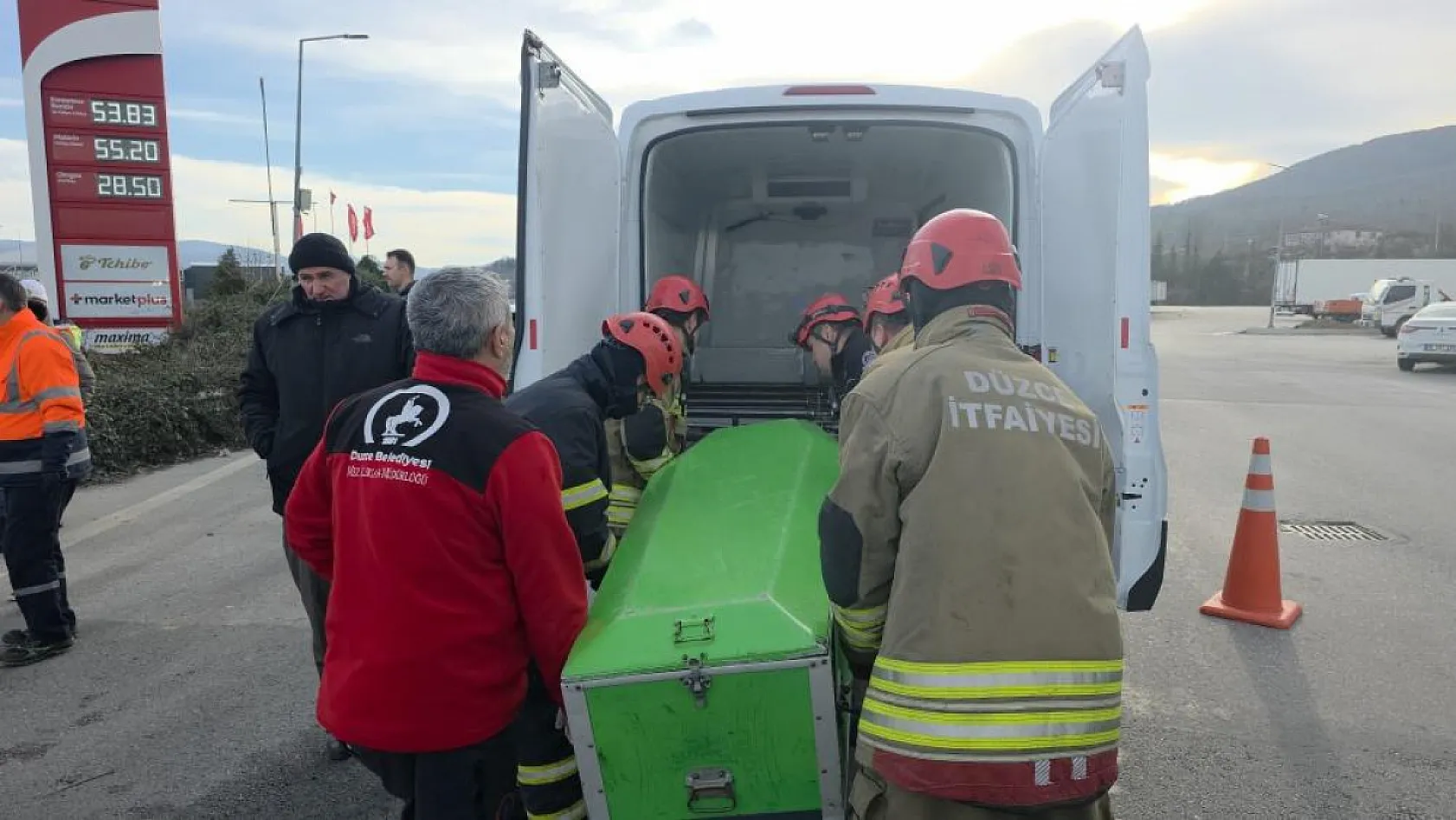 TEM'de hafif ticari araç bariyerlere saplandı, 2 kişi hayatını kaybetti