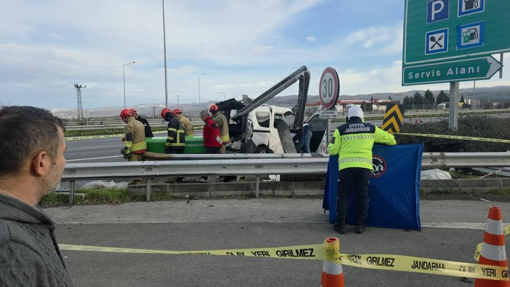TEM'de hafif ticari araç bariyerlere saplandı, 2 kişi hayatını kaybetti