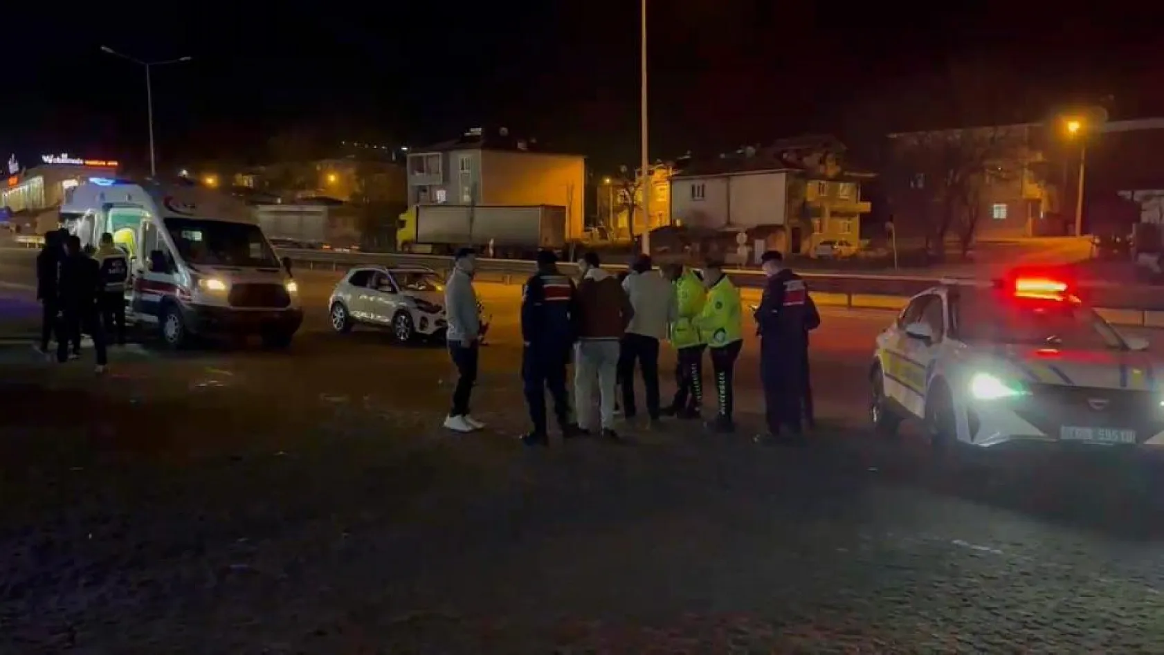 Otomobiller çarpıştı: 1'i çocuk 3 yaralı
