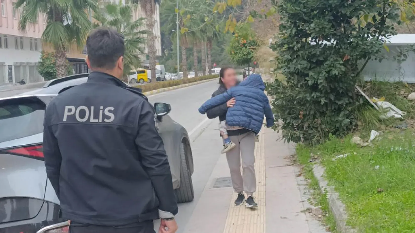Küçük yaştaki çocuğu evde tek başına bıraktı, komşuların ihbarı ekipleri alarma geçirdi