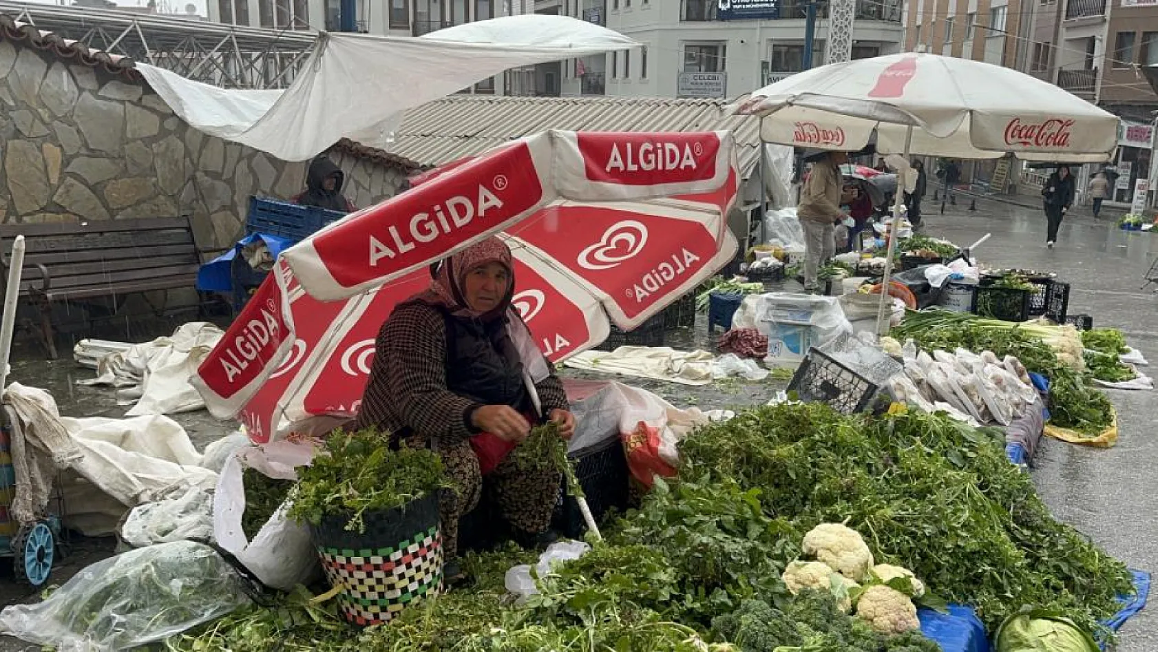 Menteşe'de sağanak yağış vatandaşlara zor anlar yaşatıyor