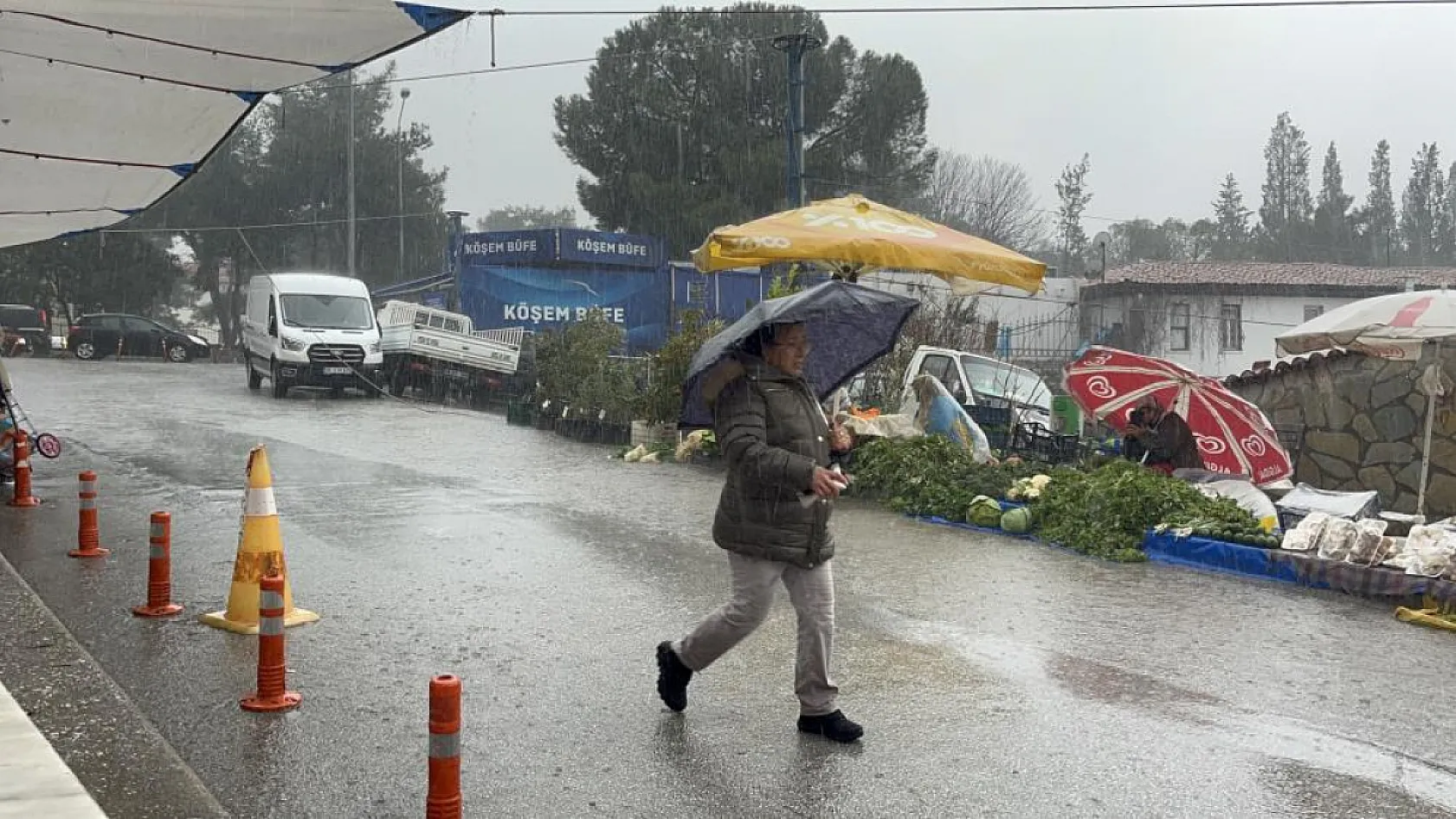 Menteşe'de sağanak yağış vatandaşlara zor anlar yaşatıyor