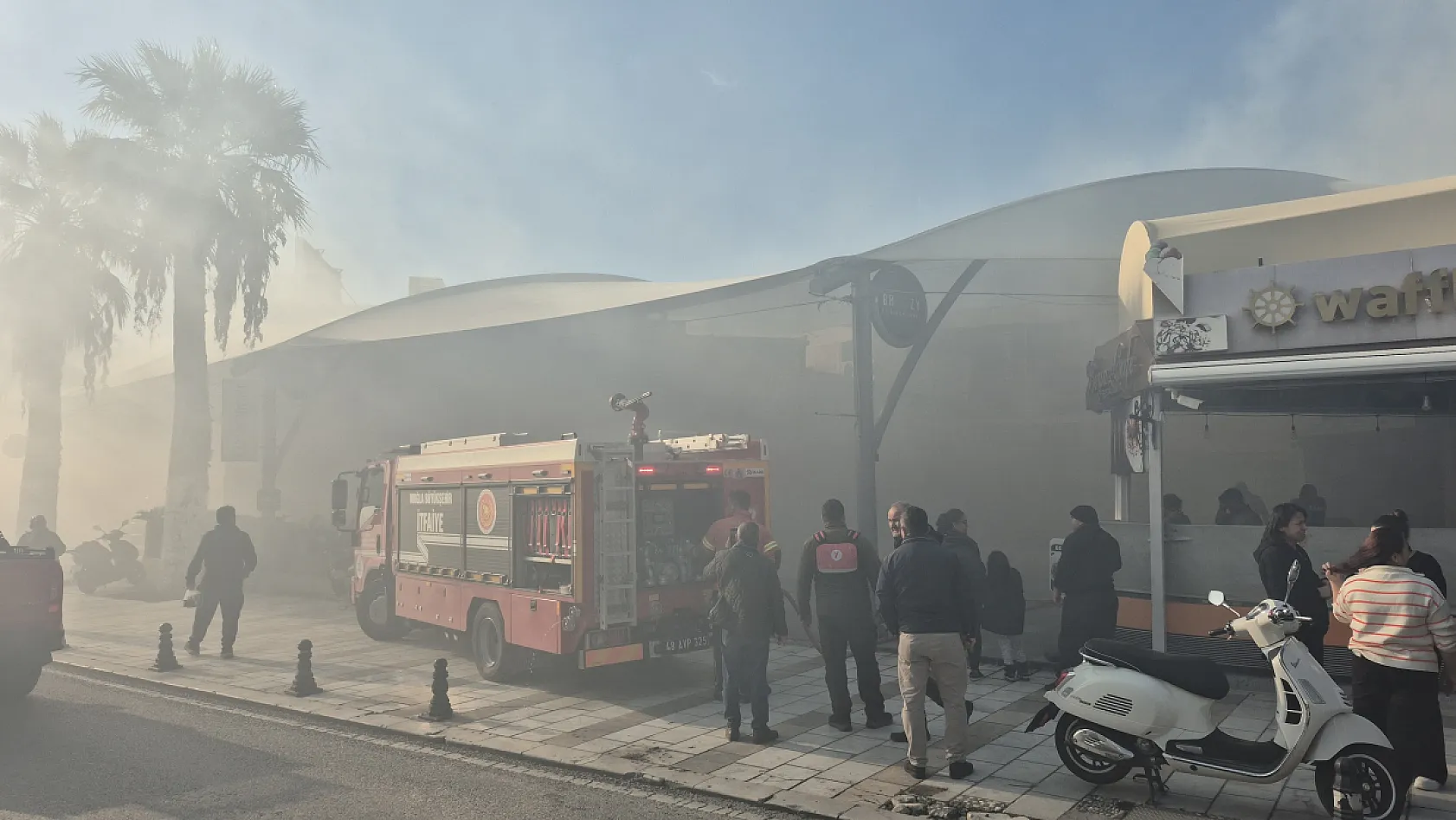 Bodrum'da giyim mağazasının deposunda yangın paniği