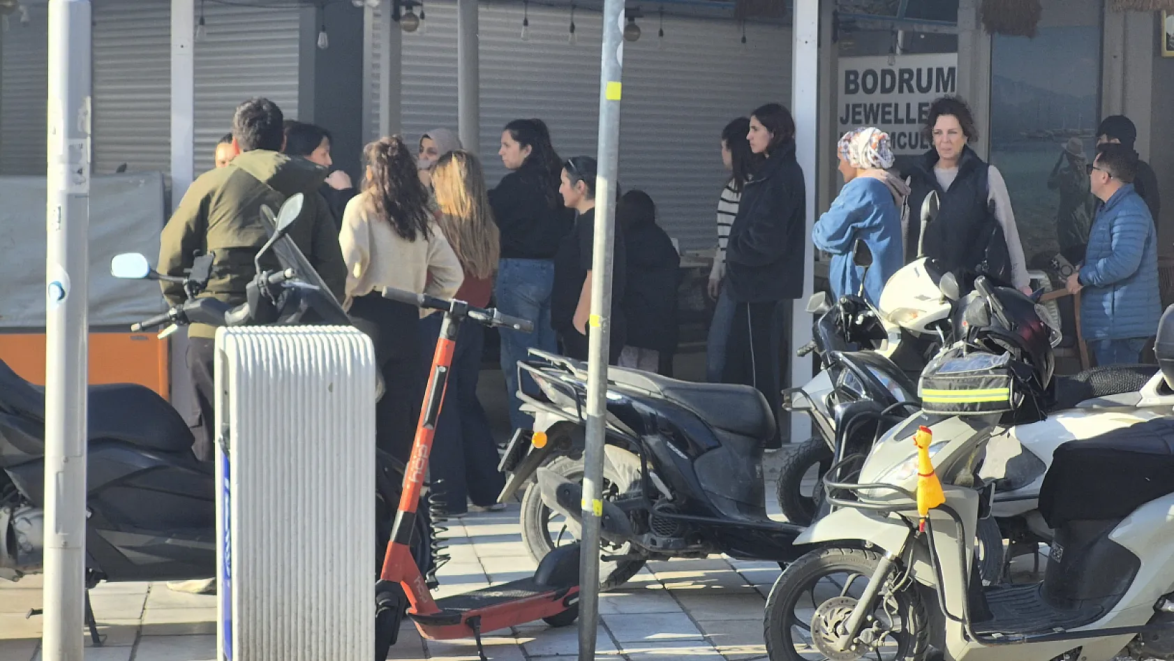 Bodrum'da giyim mağazasının deposunda yangın paniği