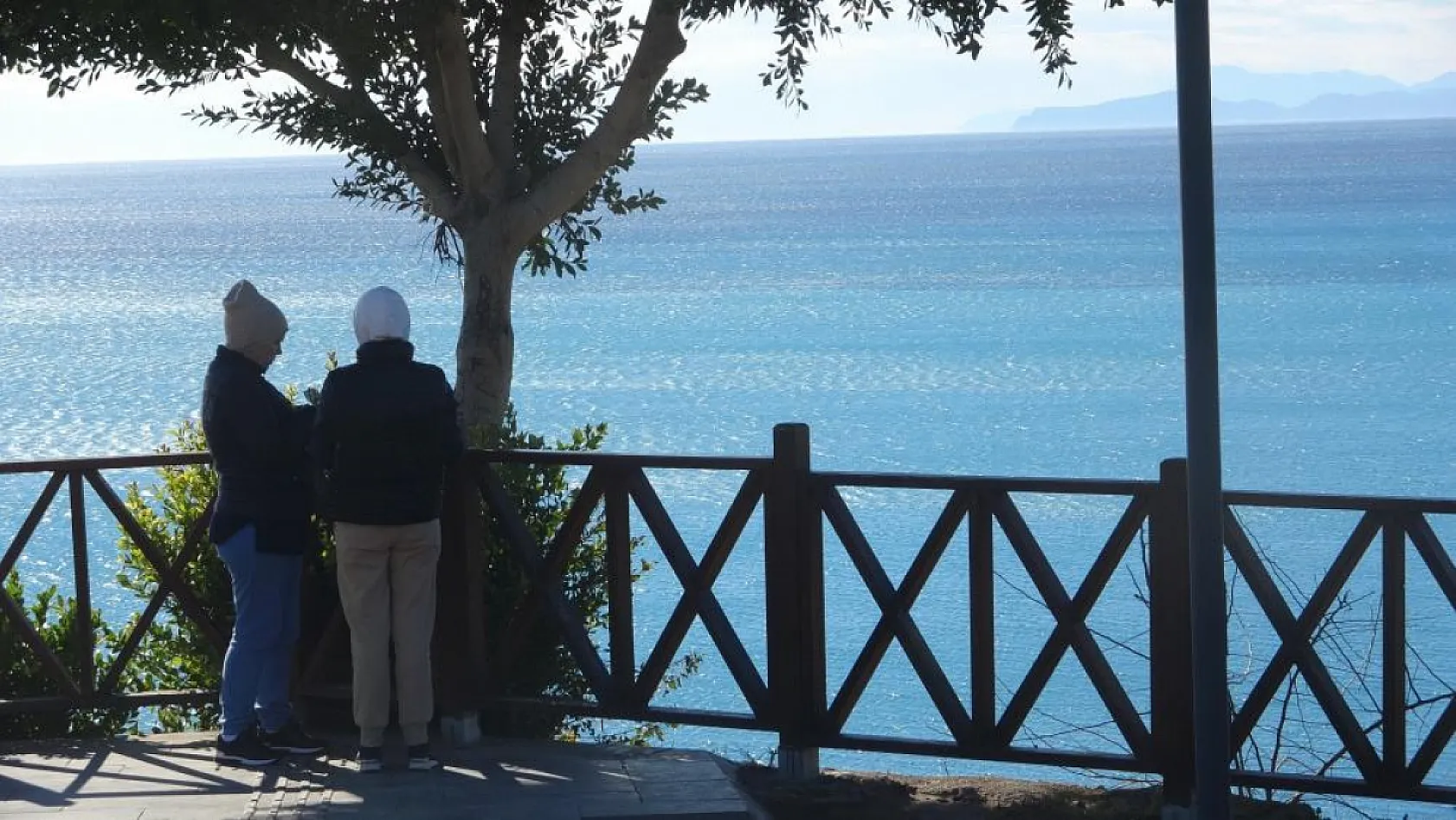 Türkiye kar tatilindeyken Antalya'da öğrenciler deniz keyfi yaptı