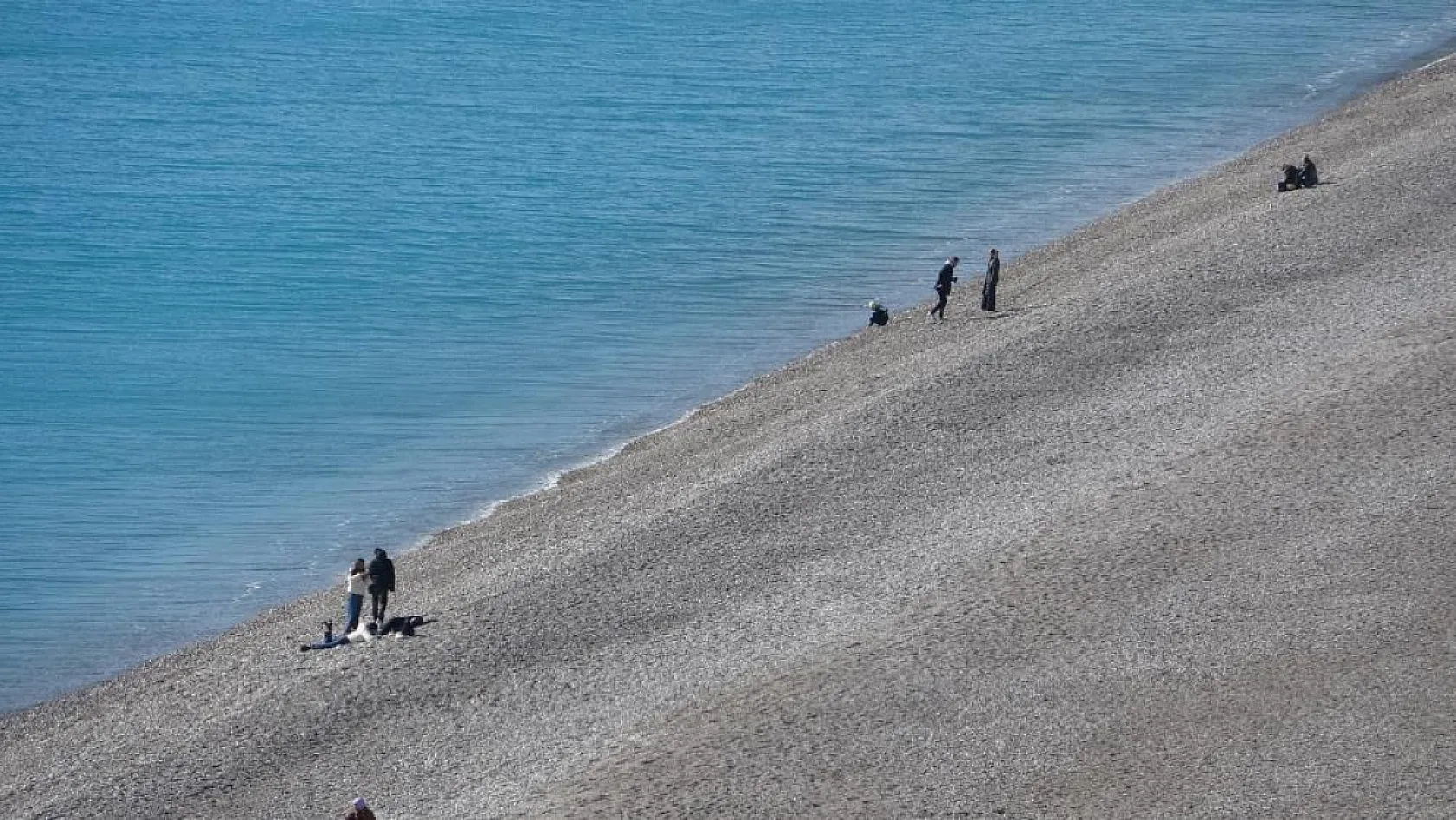Türkiye kar tatilindeyken Antalya'da öğrenciler deniz keyfi yaptı