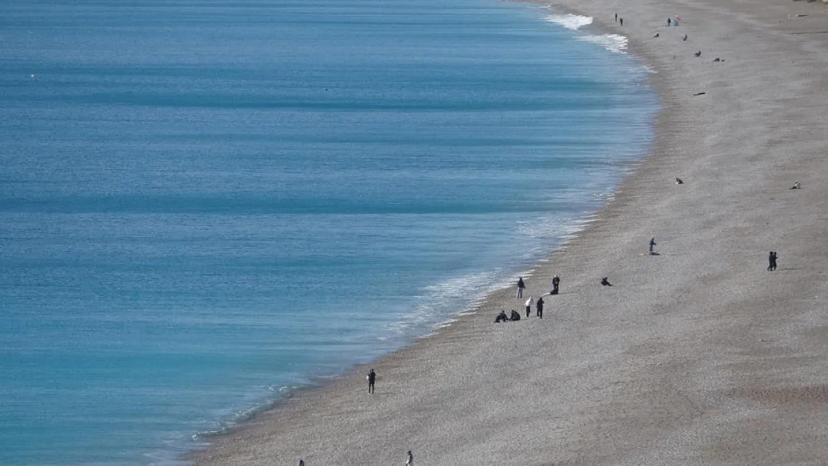 Türkiye kar tatilindeyken Antalya'da öğrenciler deniz keyfi yaptı