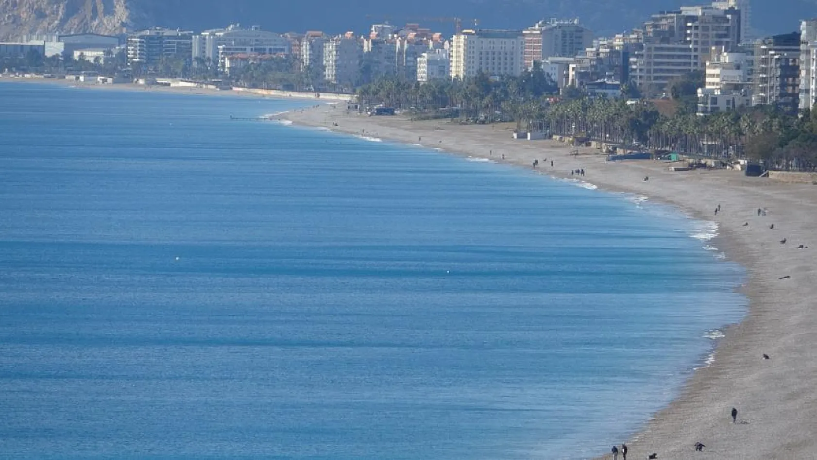 Türkiye kar tatilindeyken Antalya'da öğrenciler deniz keyfi yaptı