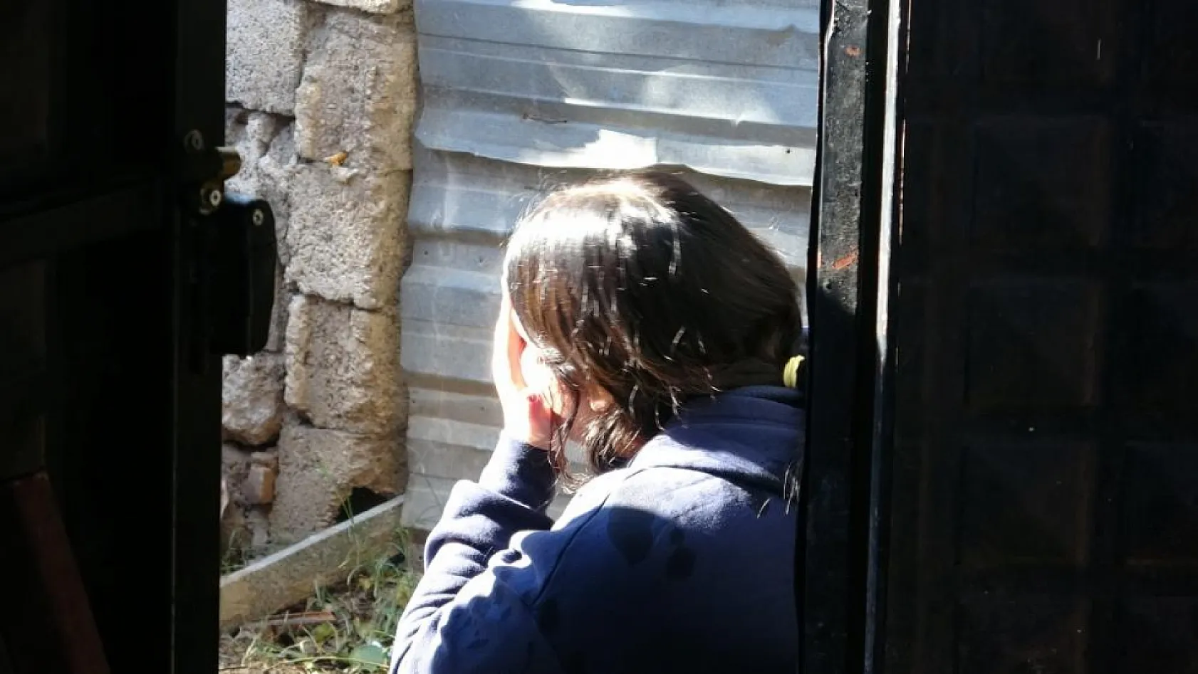 Evlerinin yanışını gözyaşları içinde izledi
