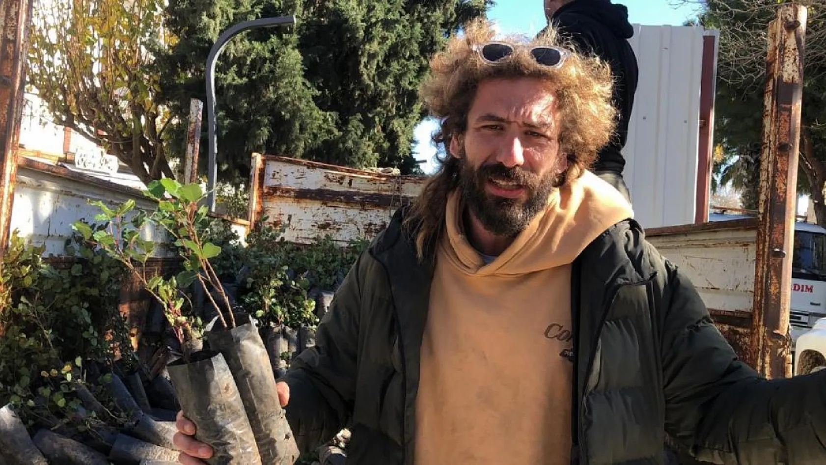 Mahalle muhtarından Datça'ya 2 bin harnup fidanı