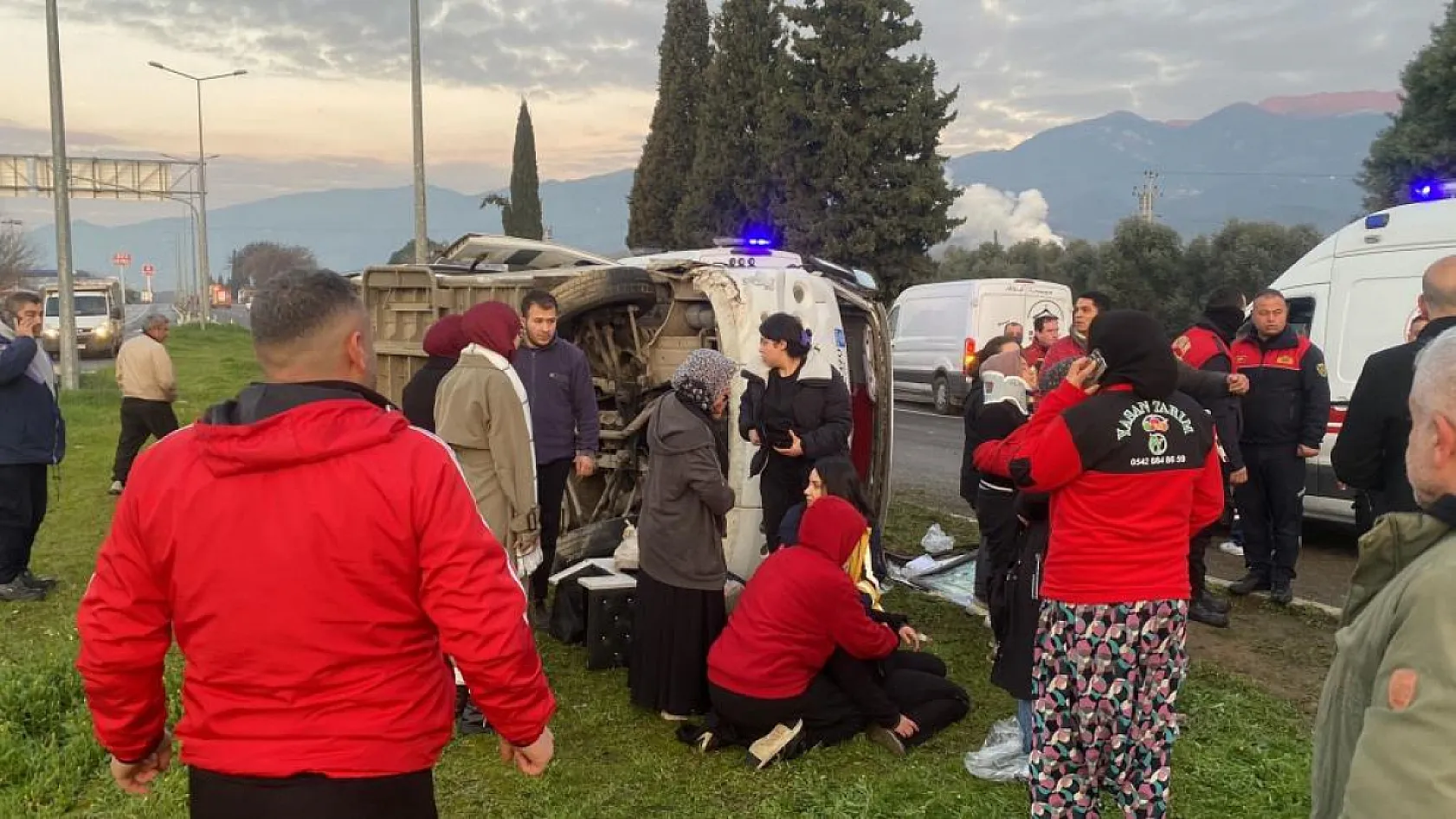 Portakal işçilerini taşıyan minibüs devrildi: 16 yaralı