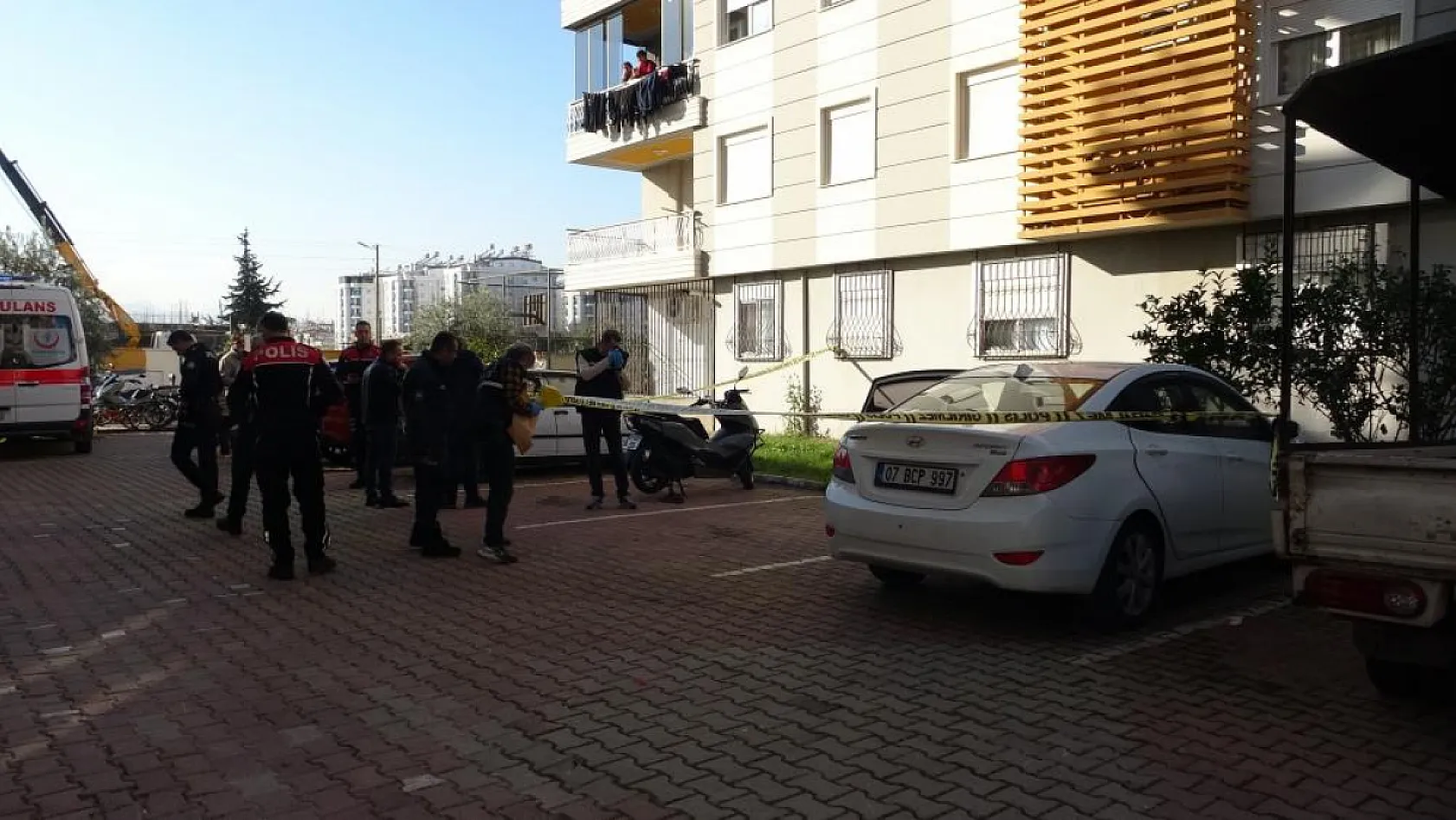 Ağabeyini silahla vurarak öldürdü, diğer ağabeyinin eşini de yaraladı