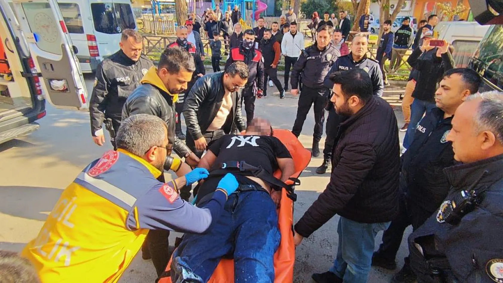 İşyerine kendini kilitleyip yangın çıkaran pideci, camları kırıp içeriye giren itfaiye ekiplerince baygın bulundu