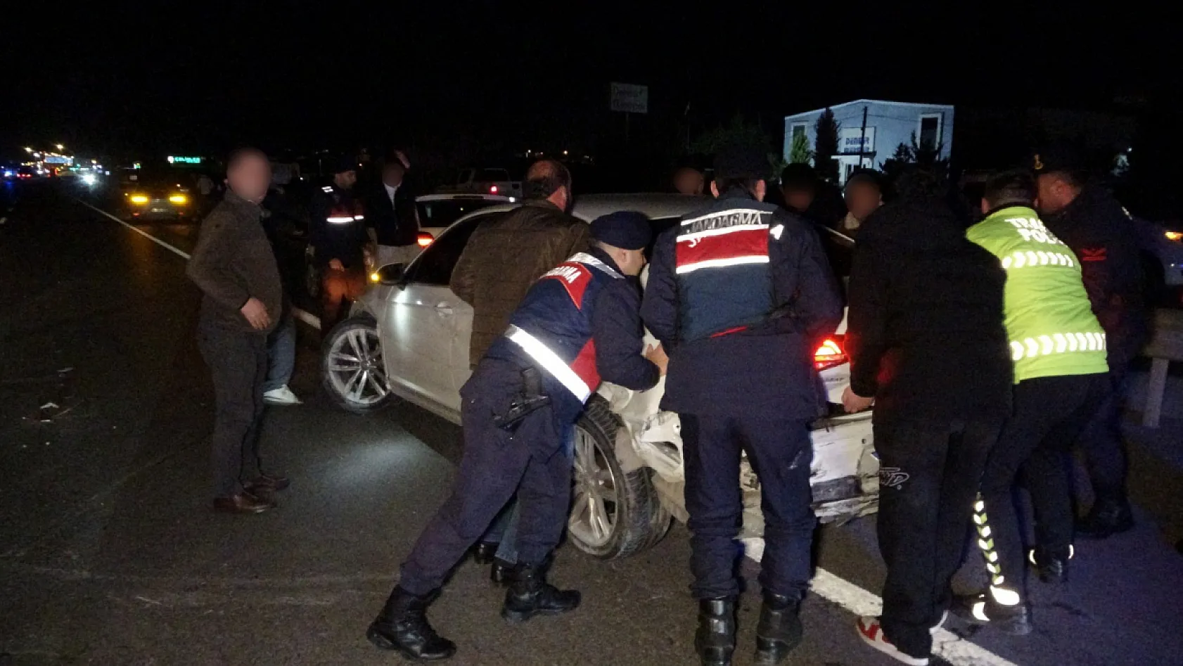 Zincirleme kazada 3 sürücüden 2'si ehliyetsiz 1'i hem ehliyetsiz hem alkollü çıktı