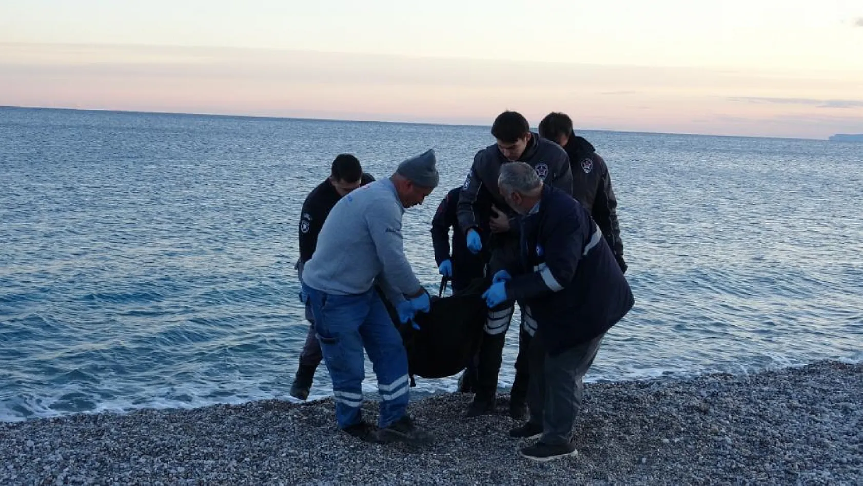 Balık Tutan İki Arkadaşın Oltasına Erkek Cesedi Takıldı
