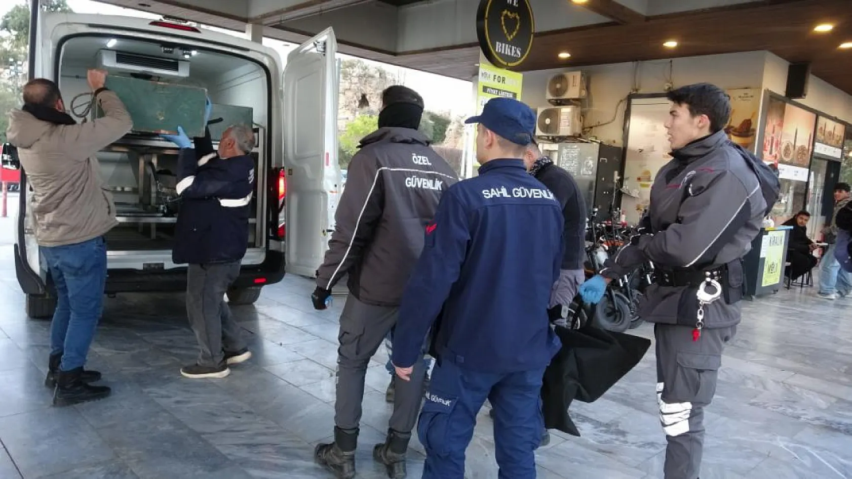 Balık Tutan İki Arkadaşın Oltasına Erkek Cesedi Takıldı