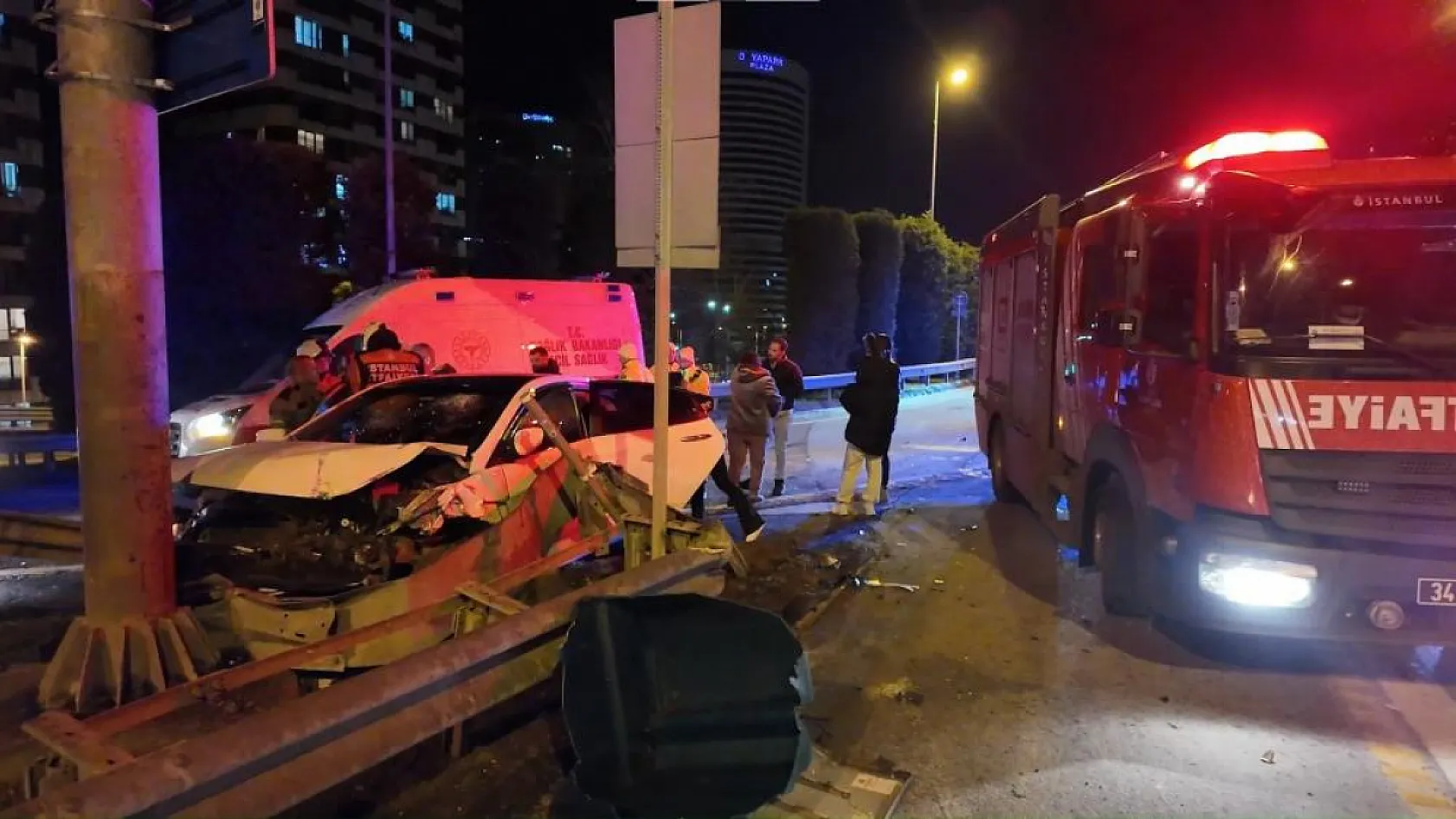 Alkollü sürücünün kullandığı otomobil bariyerlere saplandı: 2 yaralı