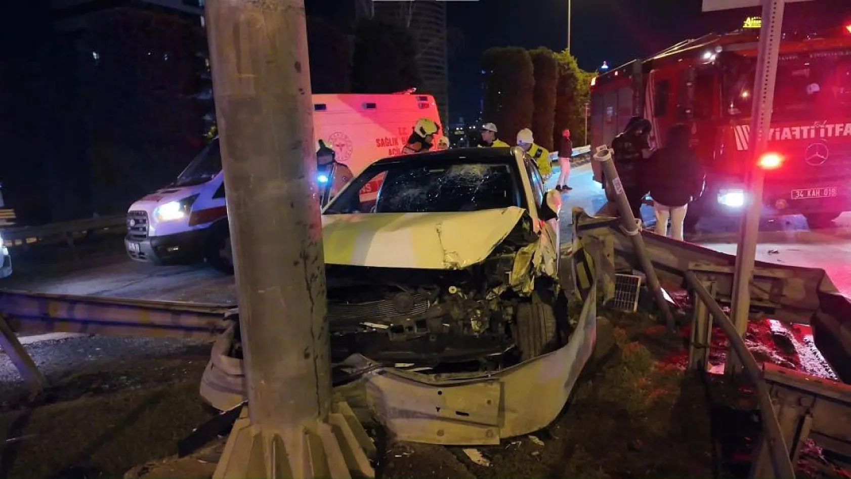 Alkollü sürücünün kullandığı otomobil bariyerlere saplandı: 2 yaralı