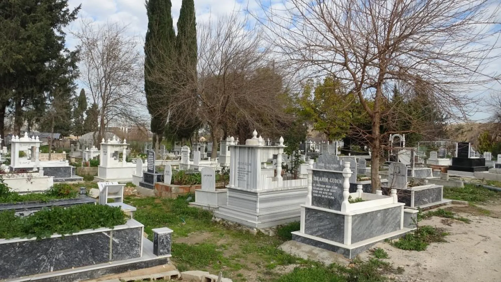 Babasının mezarındaki çiçekleri söküp uyuşturucu sakladılar