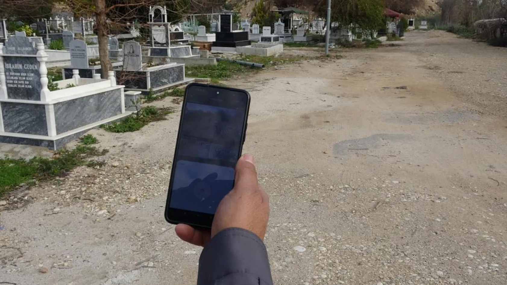 Babasının mezarındaki çiçekleri söküp uyuşturucu sakladılar