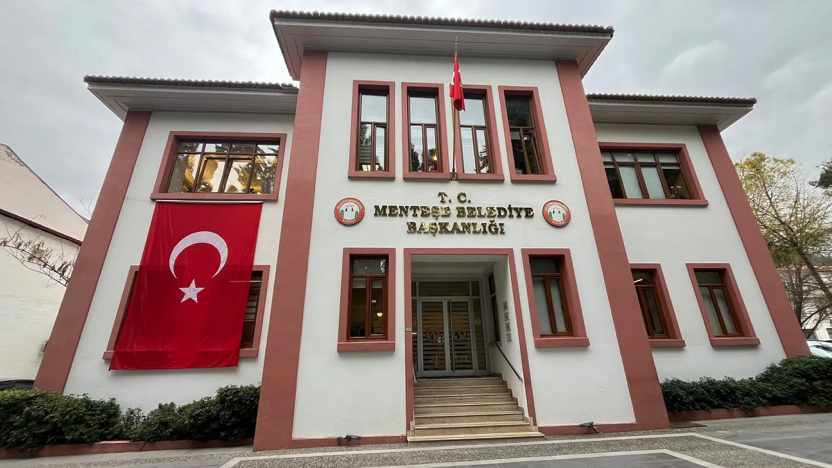 Muğla'da belediye binaları Türk bayrakları ile donatıldı