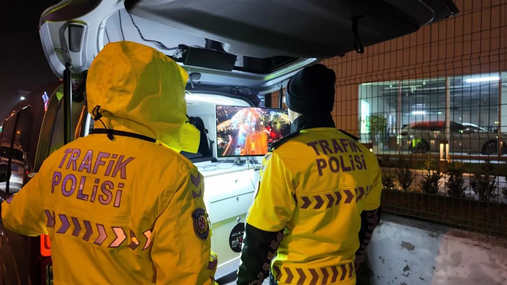 Yeni aldığı ehliyetin zarfını polise açtıran kadın sürücü ilk cezasını yedi