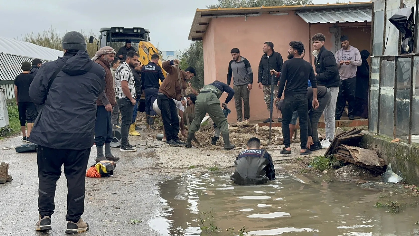 Kardeşleri ve arkadaşlarıyla oynarken tahliye kanalına düşen 3 yaşındaki Berra hayatını kaybetti