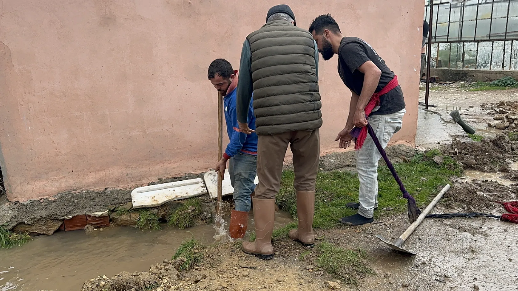 Kardeşleri ve arkadaşlarıyla oynarken tahliye kanalına düşen 3 yaşındaki Berra hayatını kaybetti
