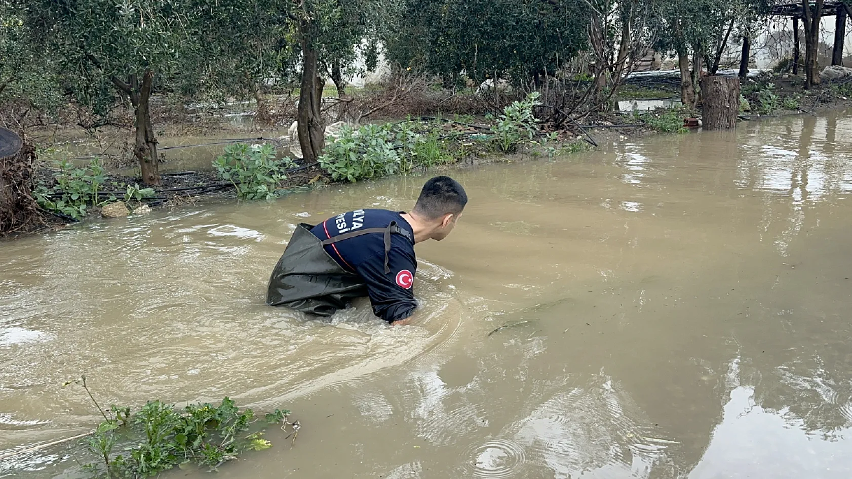 Kardeşleri ve arkadaşlarıyla oynarken tahliye kanalına düşen 3 yaşındaki Berra hayatını kaybetti