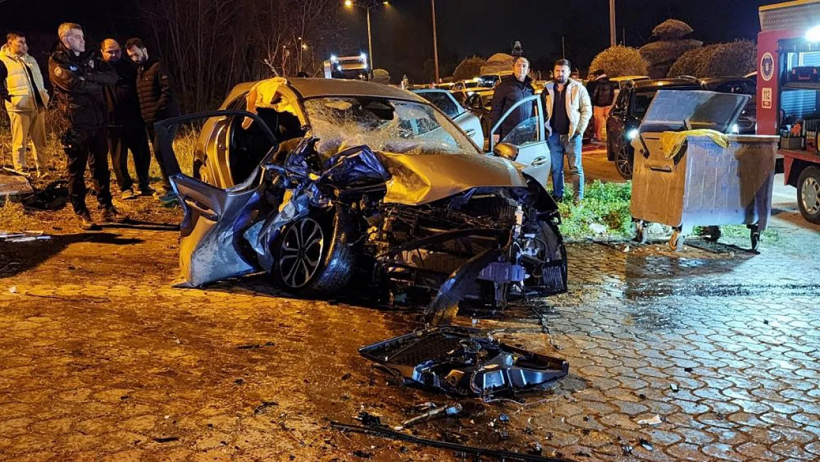 İki aracın kafa kafaya çarpıştığı feci kazada can pazarı: 3 ağır yaralı