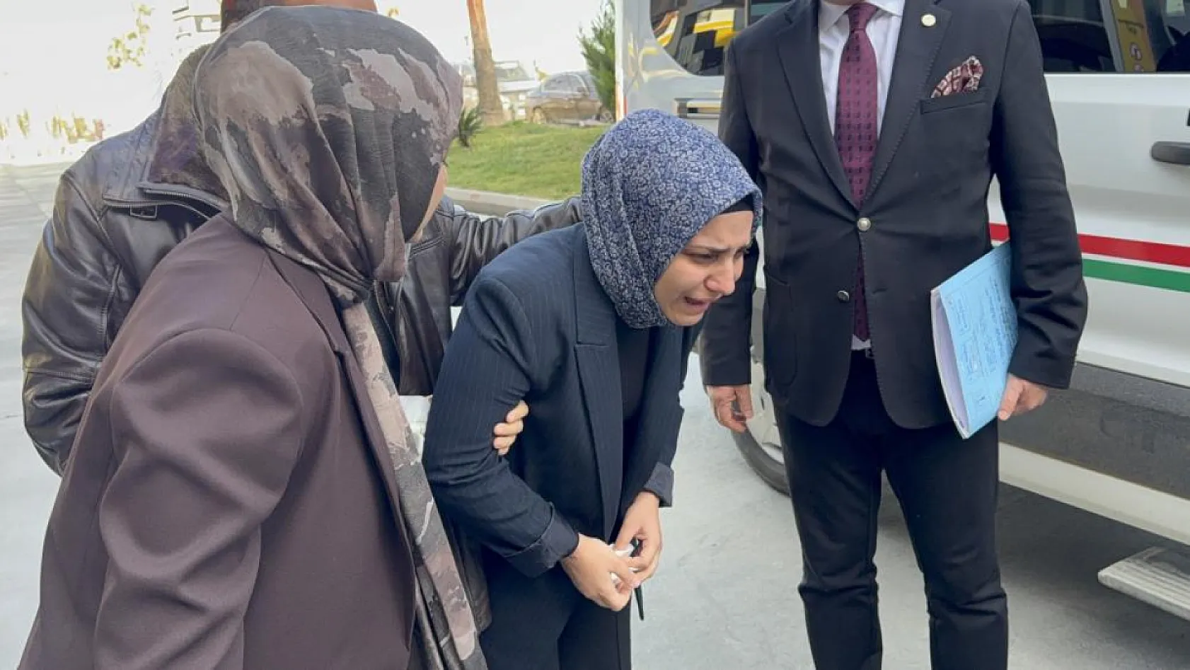 Acılı anne olay yerine ilk kez geldi, gözyaşlarına boğuldu