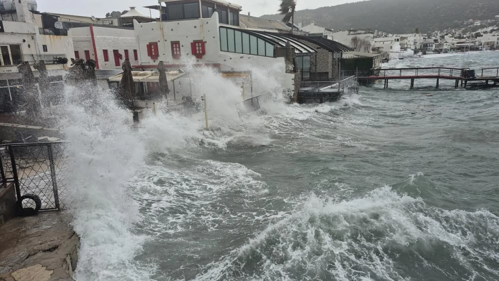 Bodrum'da tekneler karaya vurdu, feribot seferleri yapılamadı