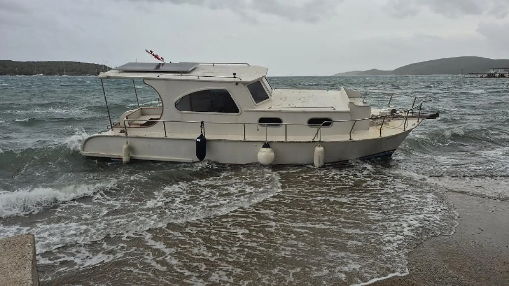Bodrum'da tekneler karaya vurdu, feribot seferleri yapılamadı