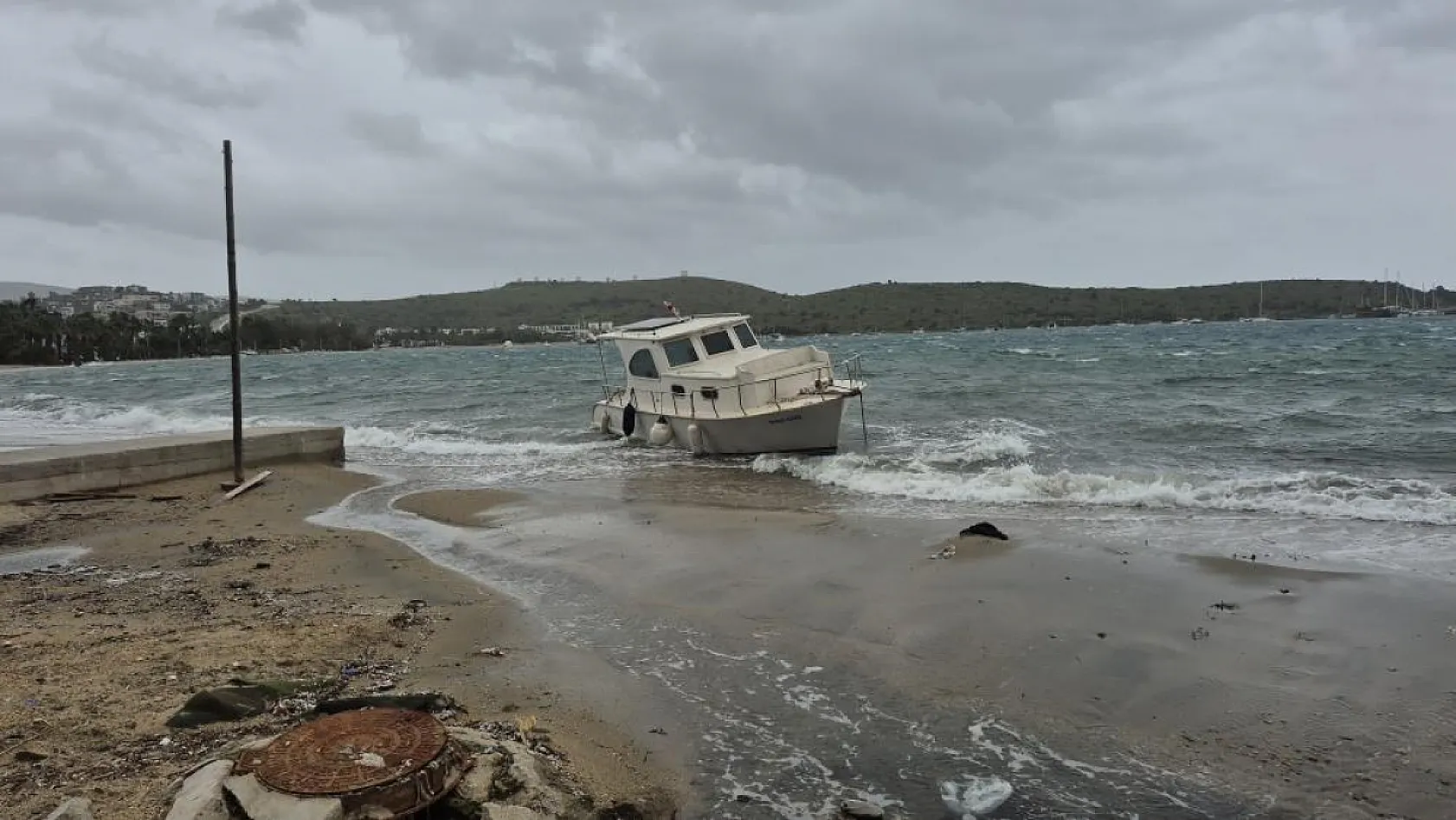 Bodrum'da tekneler karaya vurdu, feribot seferleri yapılamadı
