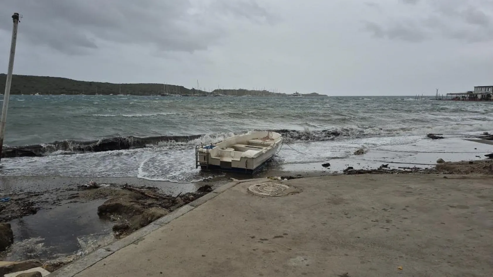 Bodrum'da tekneler karaya vurdu, feribot seferleri yapılamadı