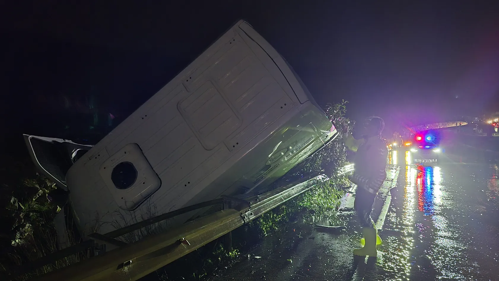 Bodrum'da zincirleme trafik kazası: Karayolu savaş alanına döndü 3 yaralı